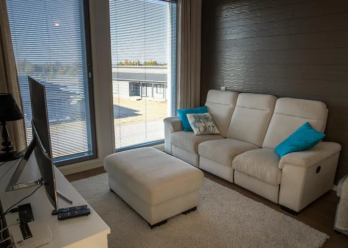 Aurinkorinne 8 * 칼라조키